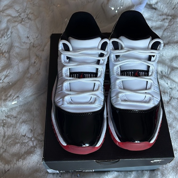Jordan 11 low University, red black and white retro - Picture 7 of 7